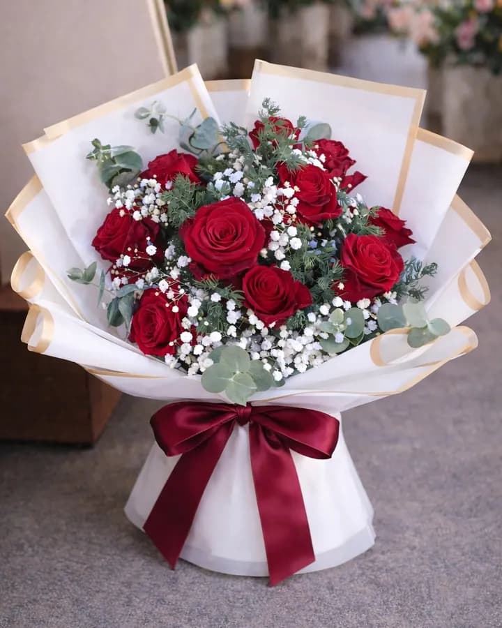 Beyaz Buket Kağıdında Kırmızı Gül Buketi – Masal's Flower Garden