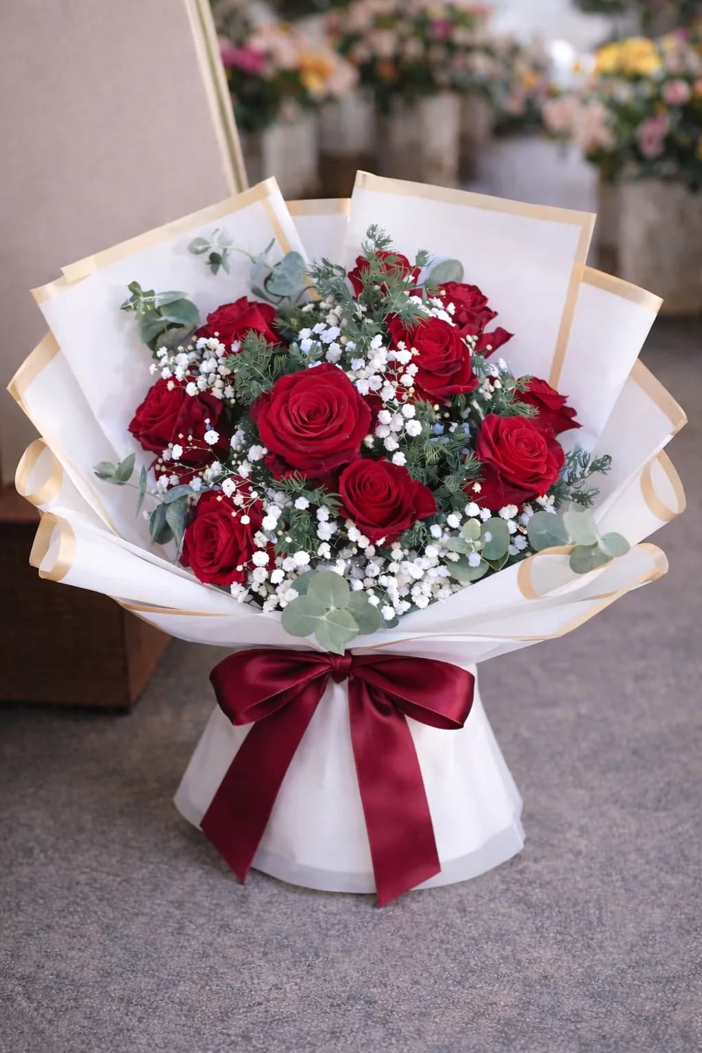 Beyaz Buket Kağıdında Kırmızı Gül Buketi – Masal's Flower Garden