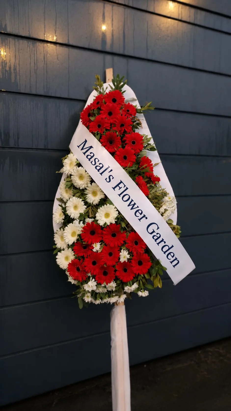 Kırmızı & Beyaz Tek Katlı Standart Kutlama Çelengi – Masal's Flower Garden
