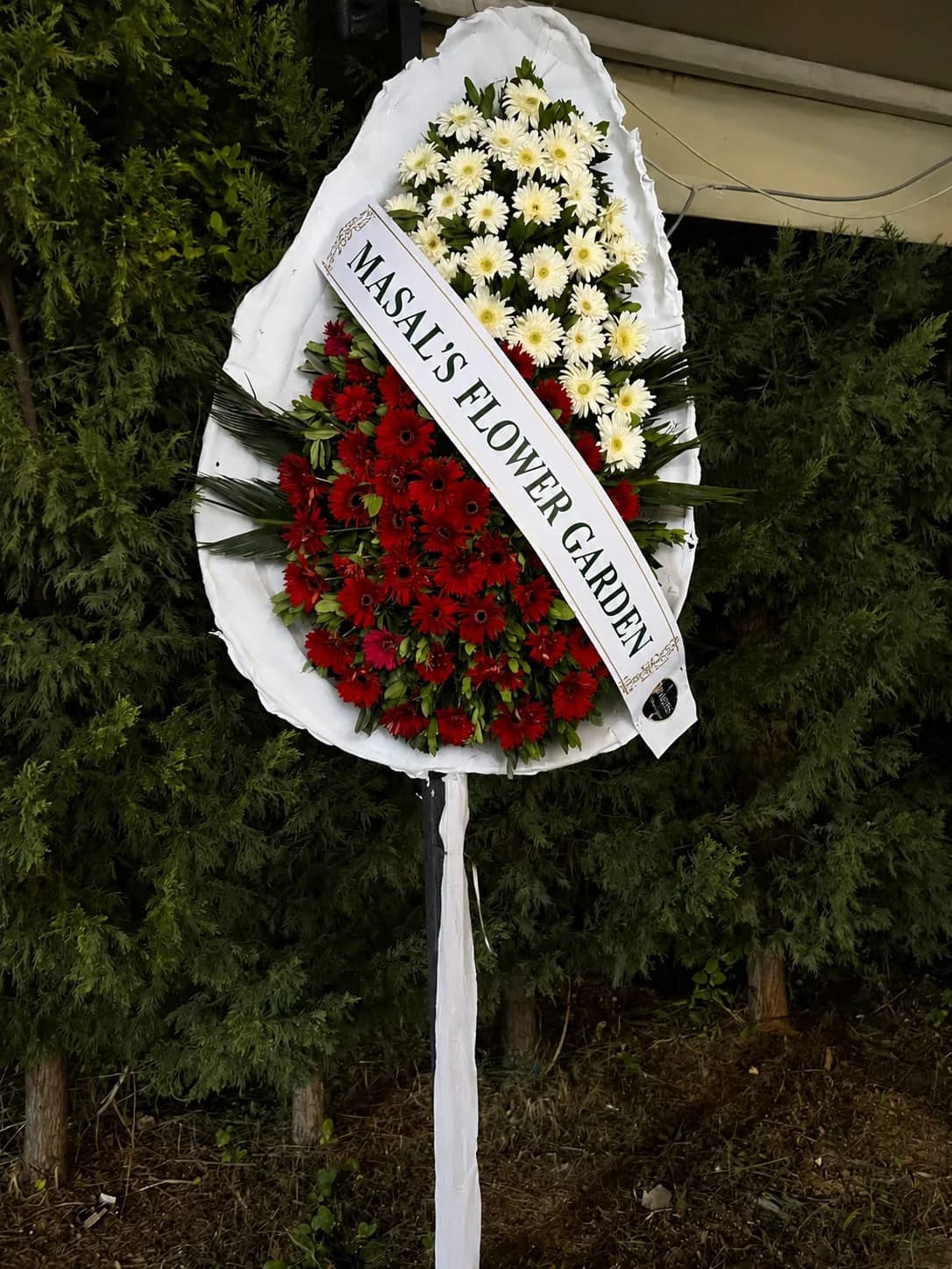 Vega Kırmızı Beyaz Çelenk – Masal's Flower Garden